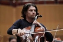 Die französischen Kammermusiker Renaud und Gautier Capuçon sowie Frank Braley begleiten das Gürzenich Orchester Köln unter der Leitung des deutsche Dirigenten Markus Stenz in der Philharmonie Köln (© Thomas Brill)